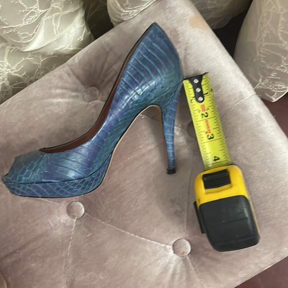 Vince Camuto platform (1/2 in) heels (4 in) slightly worn  size 6/36 Exc. cond. - Picture 9 of 9